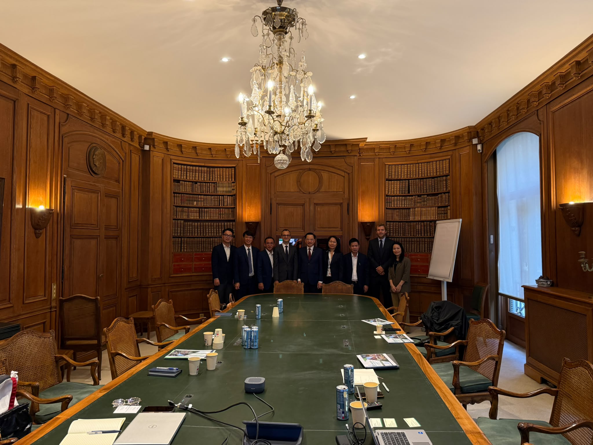 Working session in Paris between the Vietnamese delegation and their French hosts